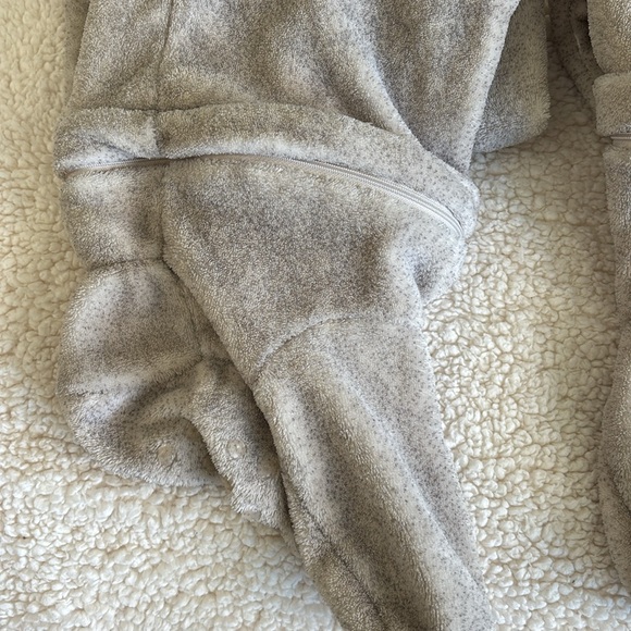 Cozy champagne colored fleece onesie with removable footies - Picture 4 of 7